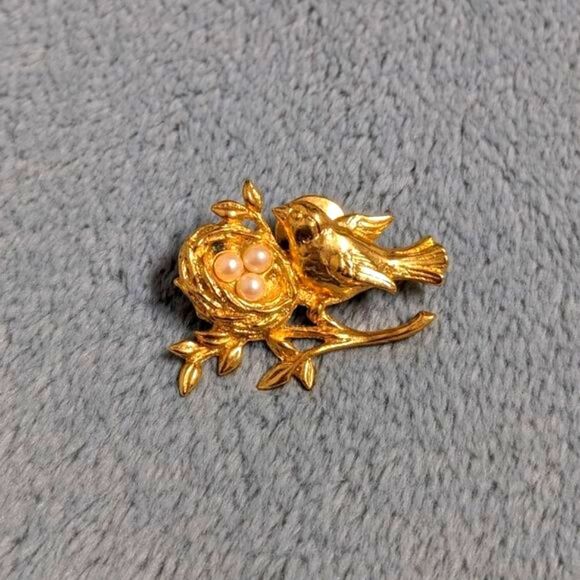 Vintage Goldtone Bird with Nest Brooche Faux Pearl Accents - Picture 6 of 8